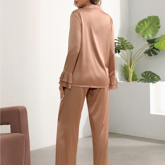 2 piece ruffle pajamas NWOT SIZE SMALL - Picture 2 of 7